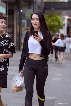 街怕身材豐腴，穿緊身瑜伽褲風韻美