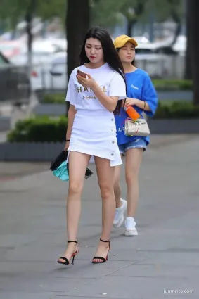 街拍一杯敬朝陽，一杯敬月光~