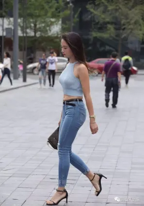 街拍針織背心配緊身牛仔褲，美的讓人心動不已