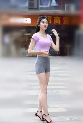 街拍雙眼皮大眼睛時尚美眉身段好顔值高