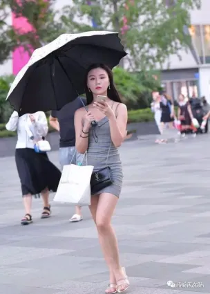 街拍格紋連衣裙搭配透明涼鞋，綻放嬌俏的美