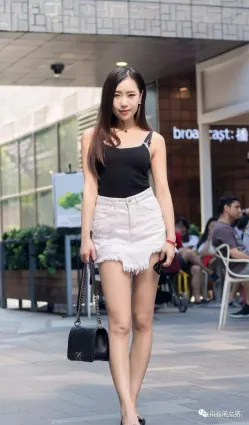 街拍高顔值吊帶小美女