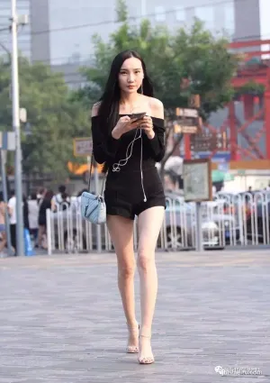 街拍等着你慢慢滴向我走來