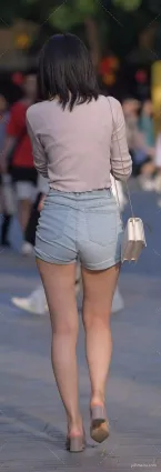 街拍披肩發牛仔熱褲時尚穿搭
