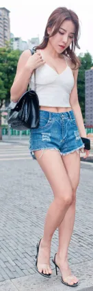 街拍時尚美眉牛仔熱褲很是涼爽