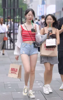 街拍小背心也太好看了吧