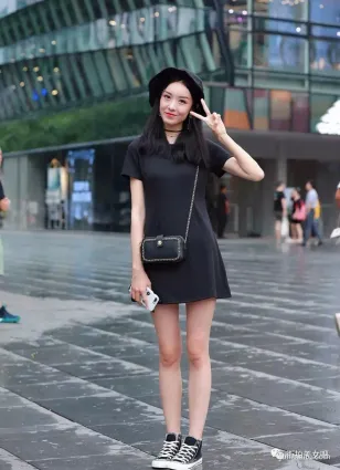 街拍黑裙小仙女