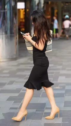 街拍風韻黑裙，身材真好