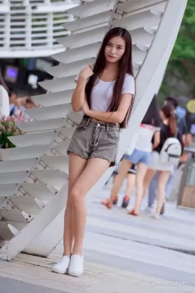 街拍很樸素，很自然的美