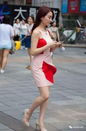 街拍粉紅撞色連衣裙搭配，出遊度假比别人美