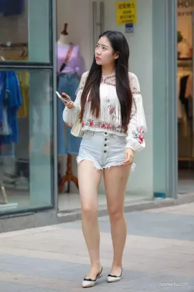 街拍身材豐腴，顔值高身材好