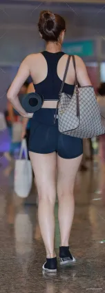 街拍緊身瑜伽褲氣質美女