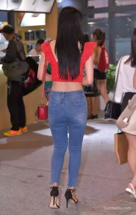 露臍裝小蠻腰緊身牛仔褲渾圓挺翹氣質女郎