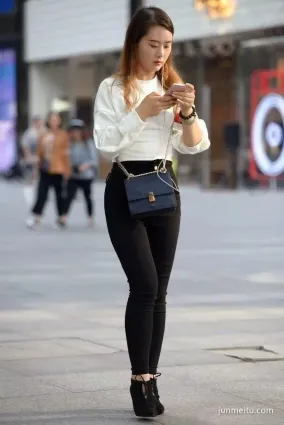 街拍黑白穿搭美顔值高身段好