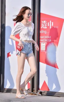 街拍腿長就不說了，愛心包包很亮眼