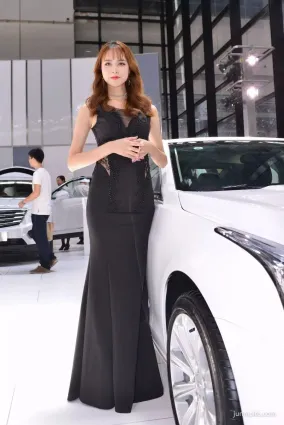 街拍車展上，長的真美身材又好