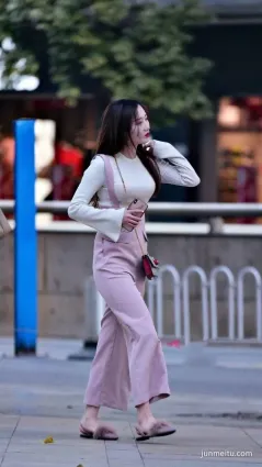 街拍身材豐腴，長發動人