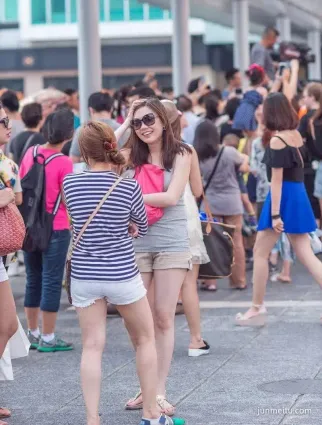 街拍兩閨蜜開心的逛街