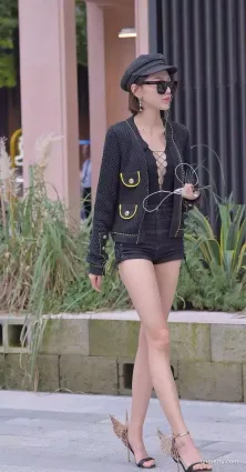 街拍短發一身黑時尚氣質美眉身段好顔值高
