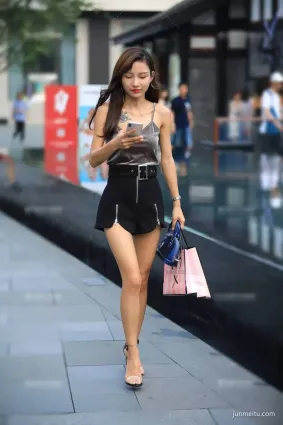 街拍吊帶衫搭配短褲，展現迷戀身材