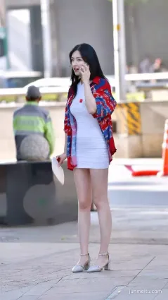 街拍衣服白，皮膚更白
