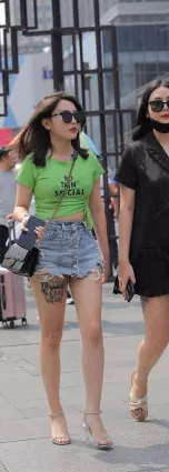 街拍時尚的牛仔熱褲妹子