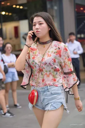 街拍長發短褲碎花衣