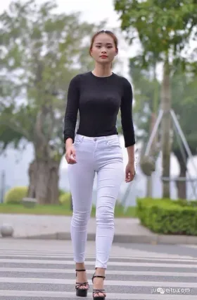 街拍清新亮麗身材好