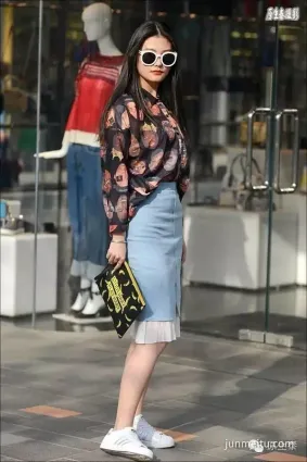 街拍性感養眼美女絲襪PK光腿！（組圖）