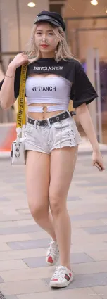 街拍高挑牛仔熱褲時尚氣質漂亮妹紙