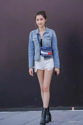 街拍牛仔熱褲配吊帶背心，休閑裝穿出優雅美