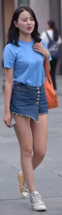 街拍一個人逛街的牛仔熱褲美女！