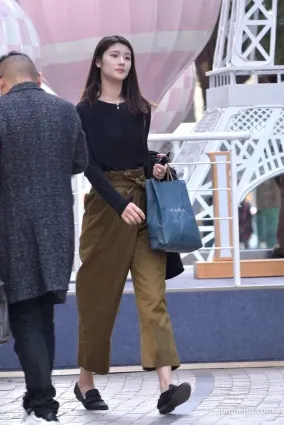 街拍笑容甜美，氣質溫柔