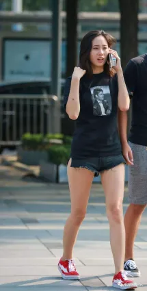 街拍牛仔熱褲白皙如玉修長雙腿完美身材氣質漂亮美女