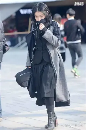 街拍面對鏡頭美女表情很有趣！（組圖）