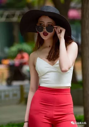 街拍時尚喇叭褲顔值高身段好美哒哒
