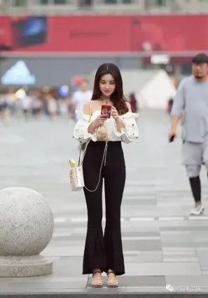 街拍茫茫人海裡，一眼就看到了你