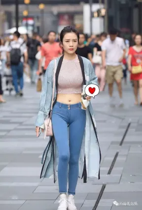 街拍小蠻腰