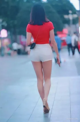 街拍大姐姐把愛心都撐變形了