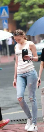 緊身破洞牛仔褲大長腿氣質洋妞