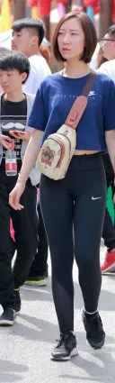 緊身褲豐腴修長雙腿高挑氣質女郎