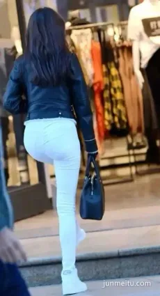 街拍高挑長腿完美身材緊身白褲挺翹氣質女郎