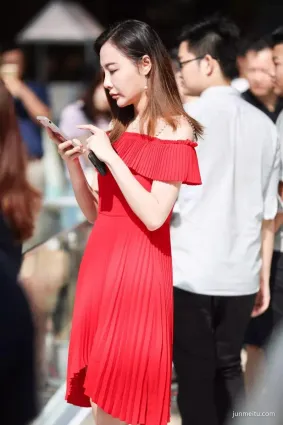 街拍一襲紅很顯眼，穿紅裙的俏麗美