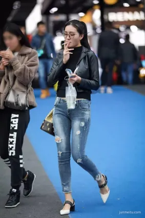 街拍戴着眼鏡，冷豔動人