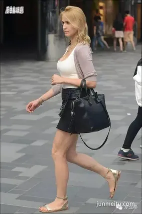 街拍凹凸有型的北京性感潮女！（組圖）