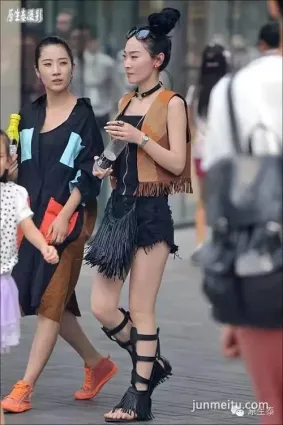街拍夏日清涼美女性感顔值高！（組圖）