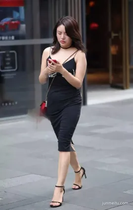 街拍這衣服有意思