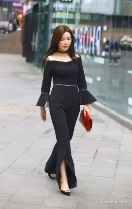 街拍氣質女士V領露肩連體裝盡顯風采