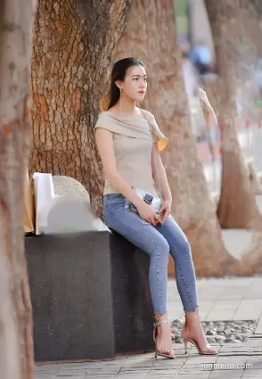 街拍站起來，弧線很好