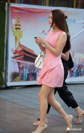 街拍披肩發時尚裙跟高美